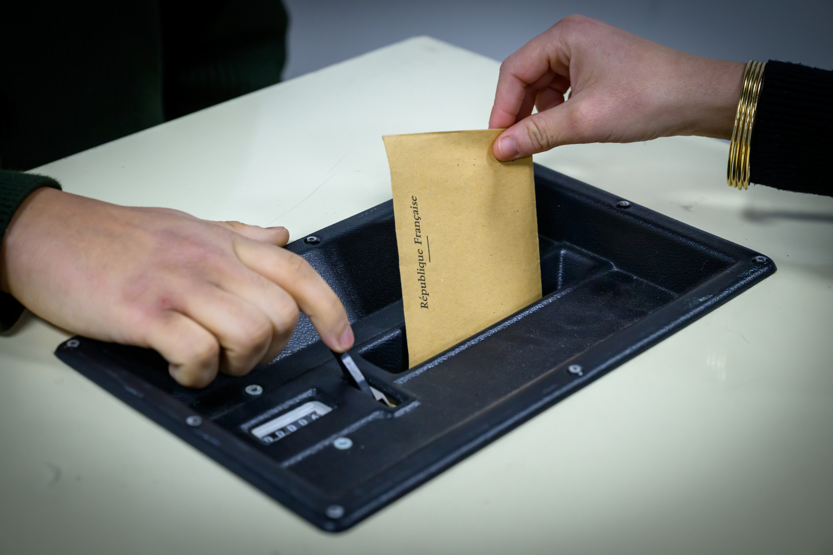 Un électeur en train de voter