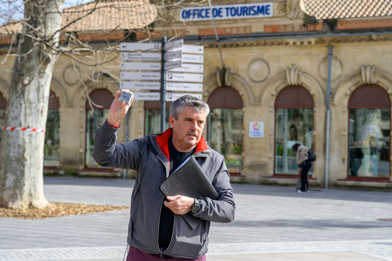Sébastien Ranc tenant un morceau de granit dans les mains