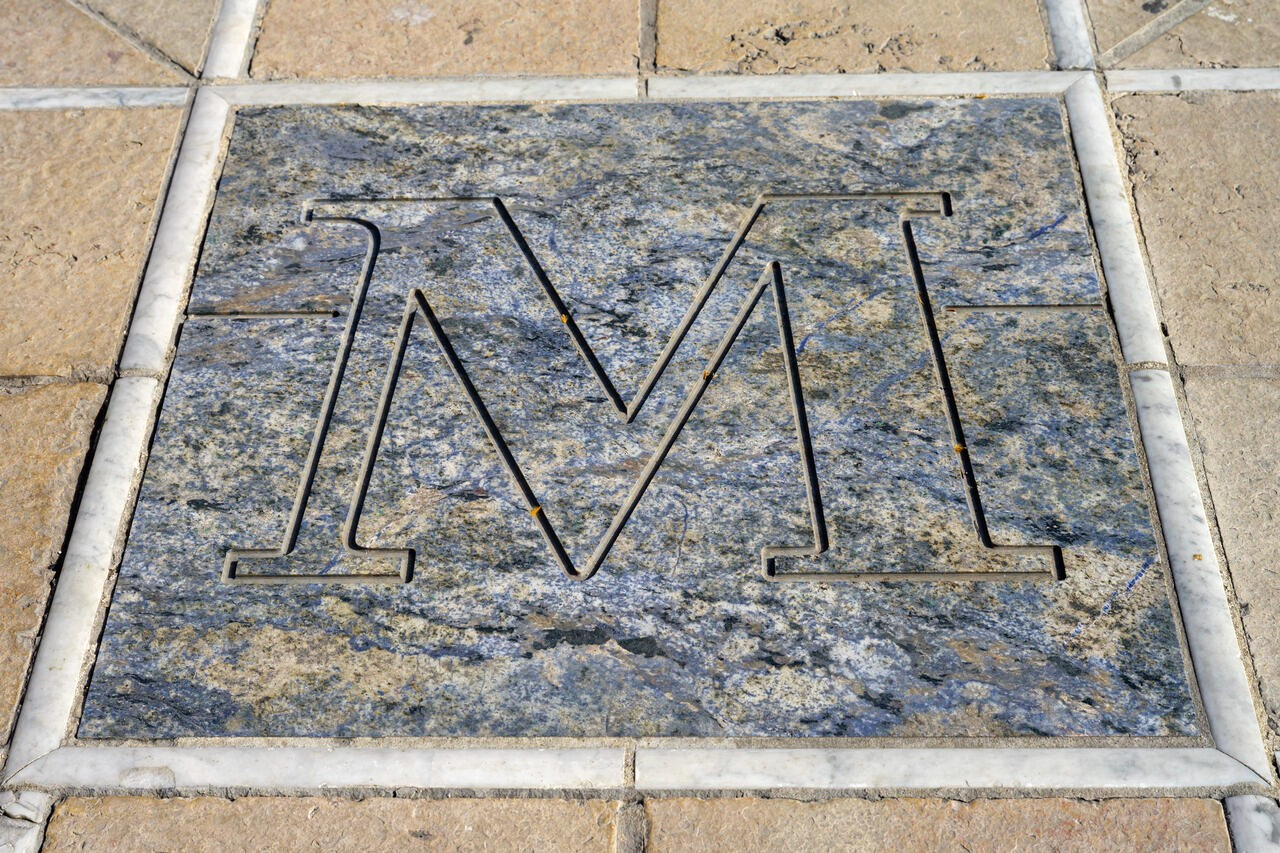 Dalle en syénite à sodalite gravée du "M" de Montpellier
