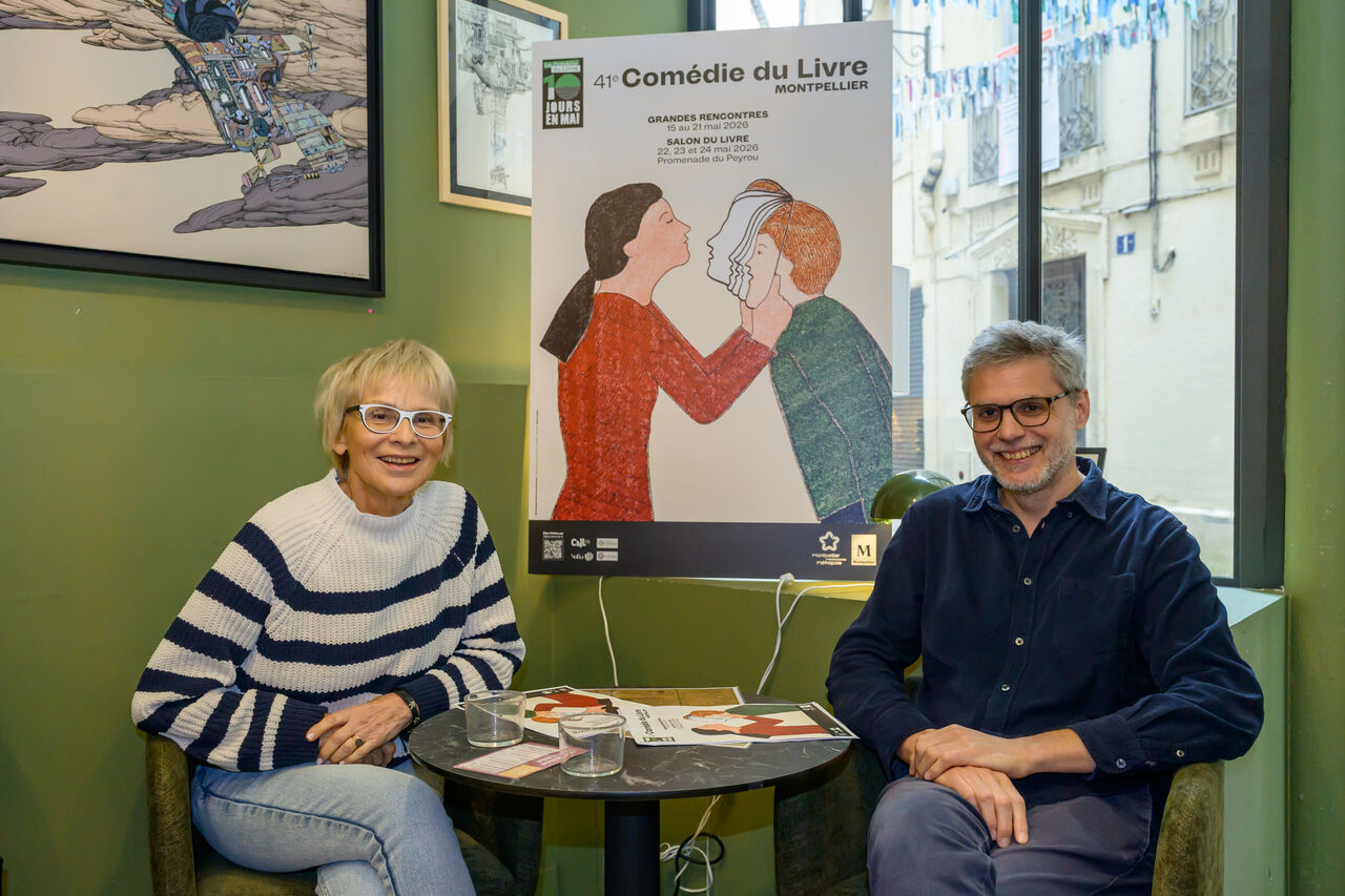Joëlle Winterbert, romancière, présidente du Grand Prix de l'Imaginaire et Régis Pénalva, directeur littéraire de la Comédie du livre, devant l'affiche 2026