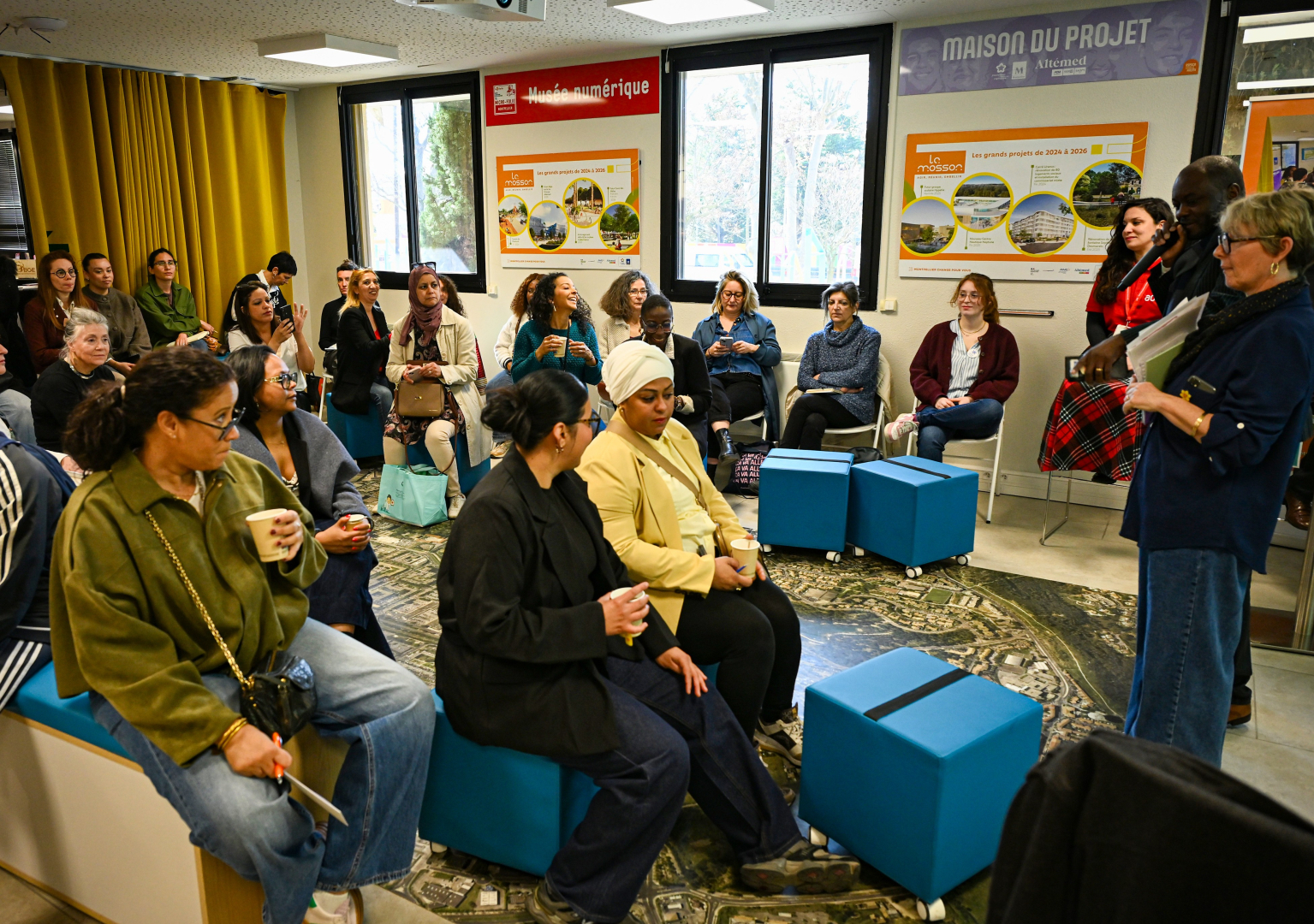 femmes assistant à un atelier sur la création d'entreprise à l'espace Gisèle Halimi de la Mosson