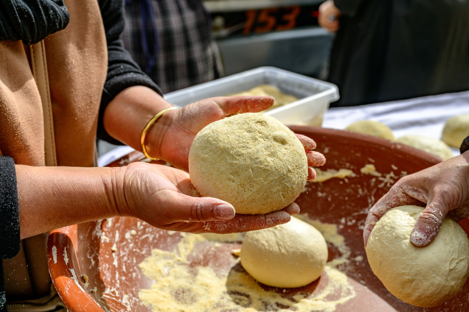 mains boule de pain plat 