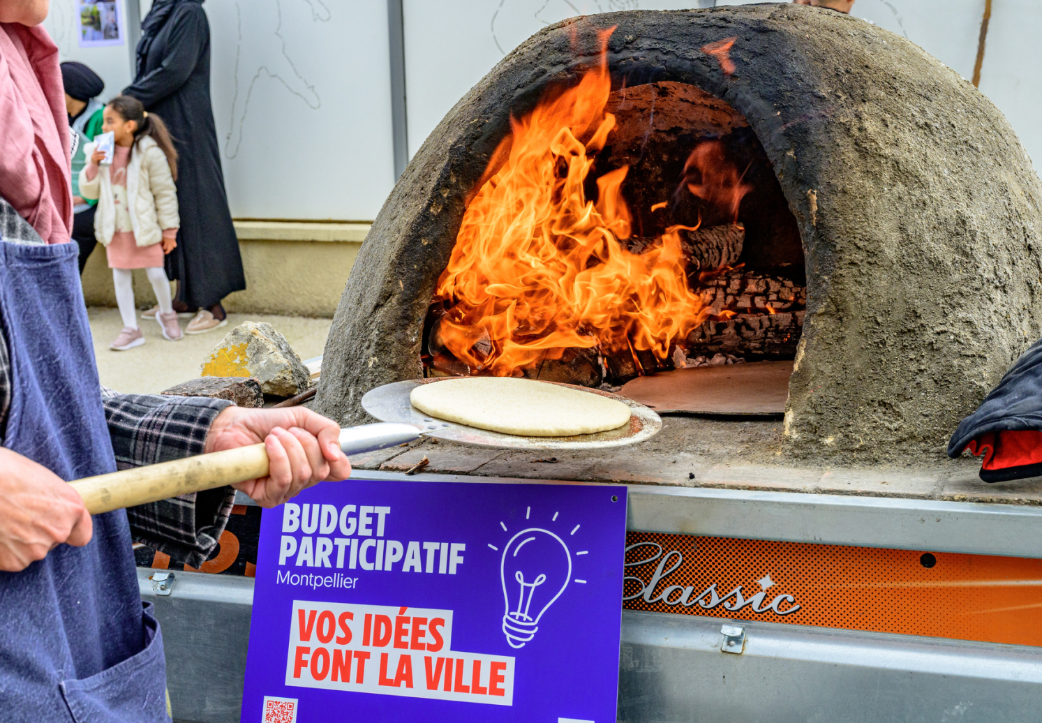 four à pain traditionnel au feu de bois pain qui va entrer dans le four