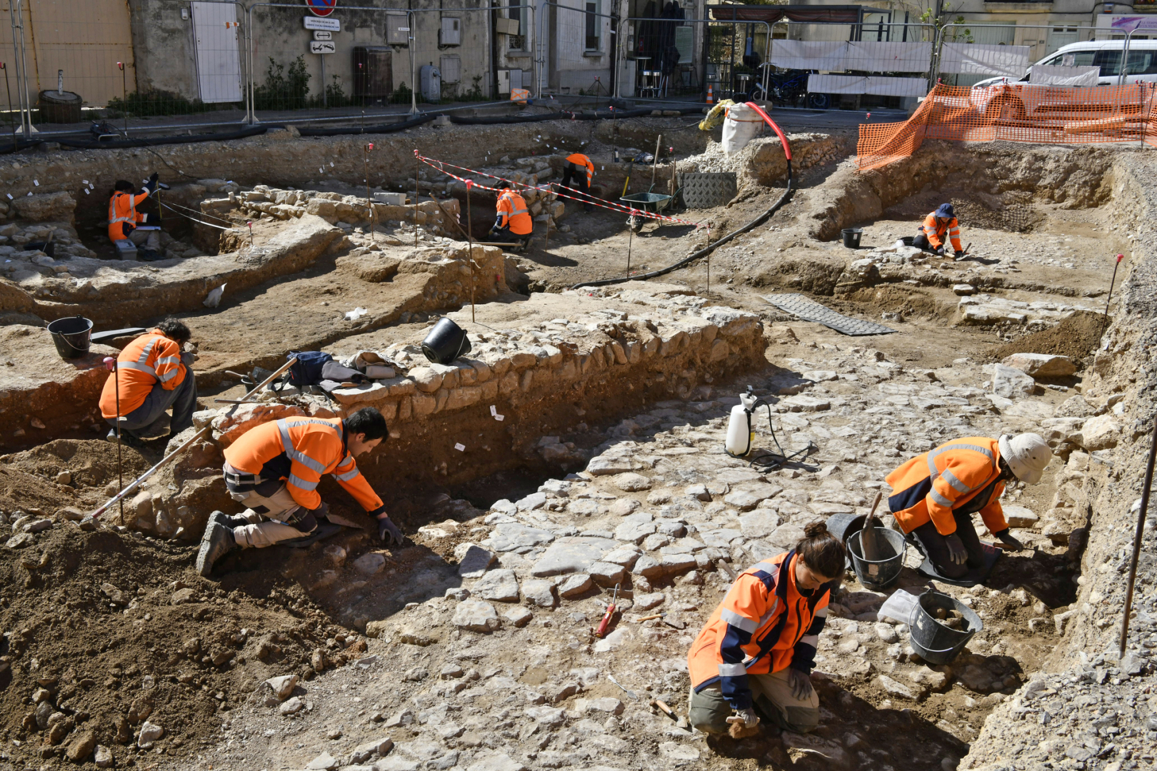site de fouilles, archéologues au travail 
