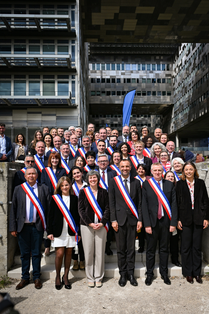 Elus dans les jardins de la mairie