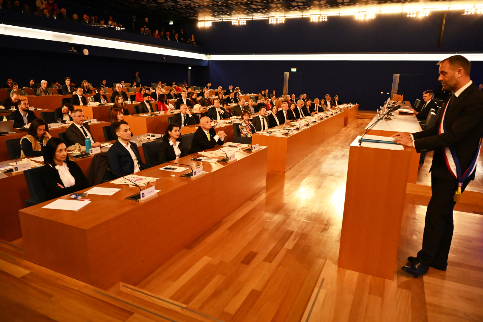 Discours du maire au pupitre