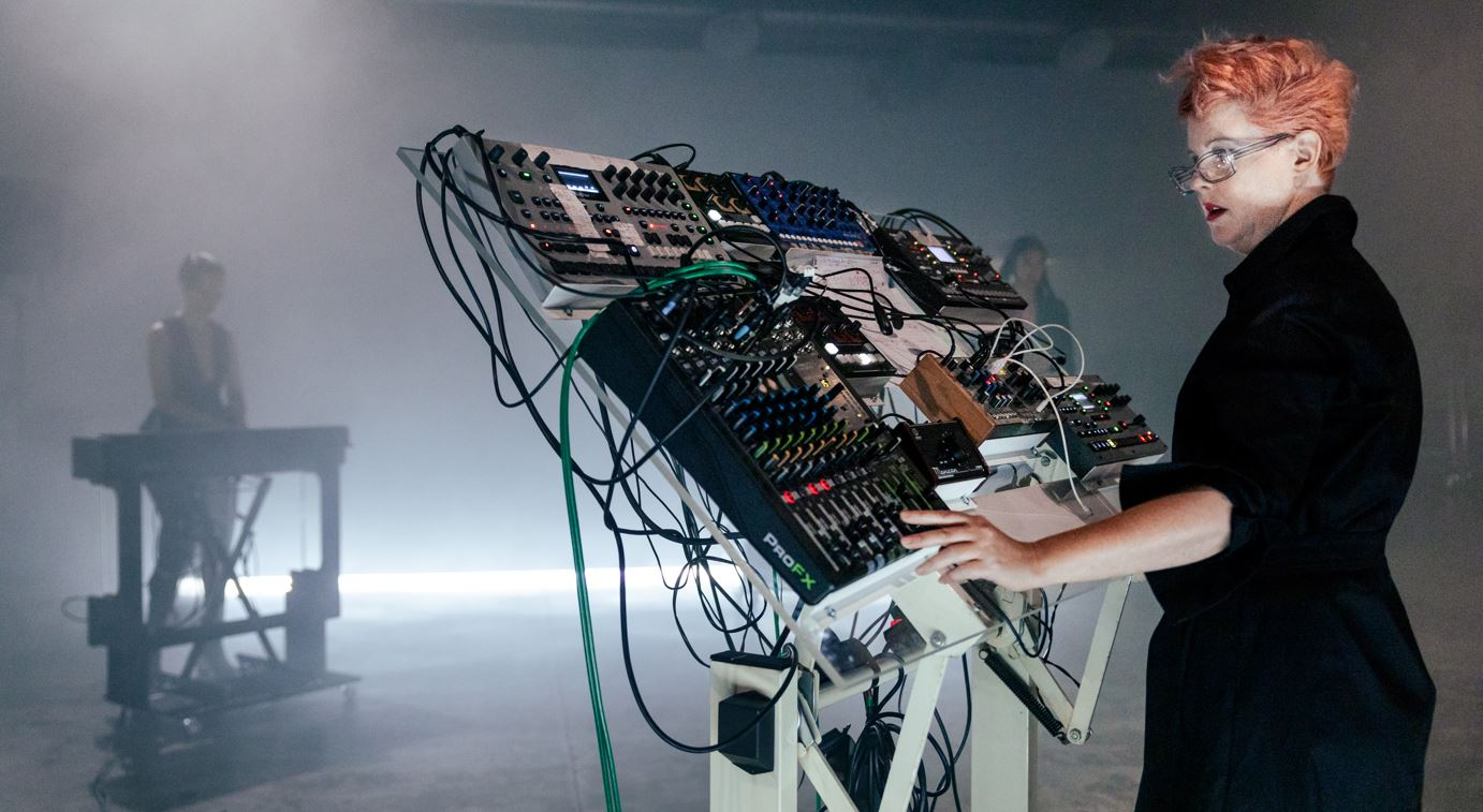 Sur scène au synthétiseur, la compositrice Annabelle Playe
