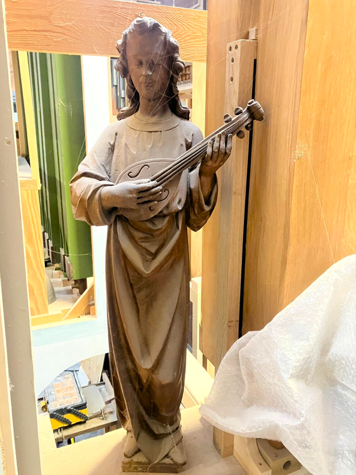 Ange en bois surmontant l'orgue jouant du luth