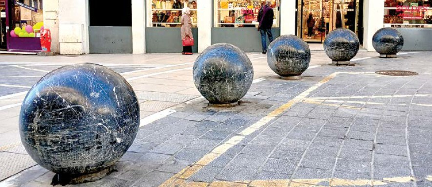 Boules en marbre noir