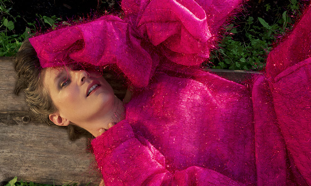 La chanteuse Camille en robe rose