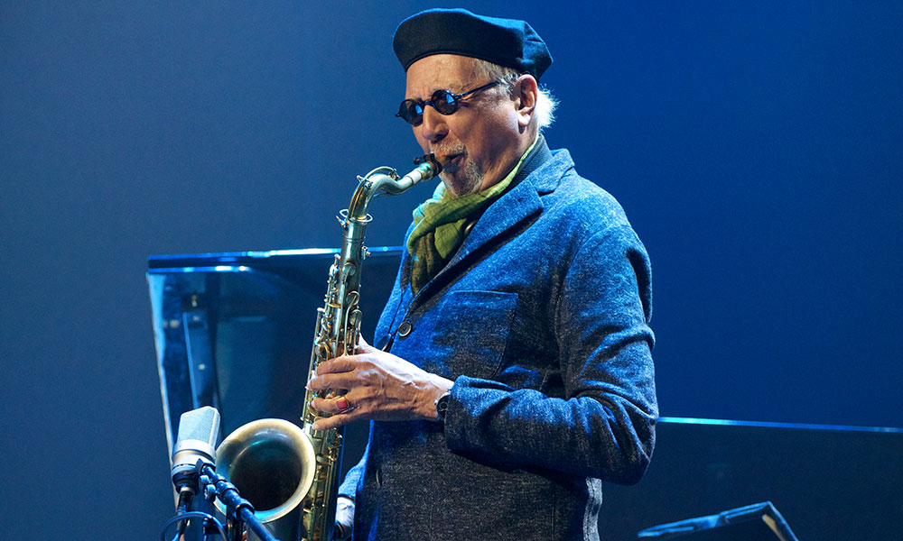 Le saxophoniste Charles Lloyd, en veste bleue, béret et lunettes de soleil