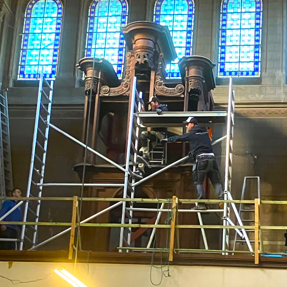 Ouvriers en train de déposer l'orgue de Nivelle qui va rejoindre l'église de Pérols