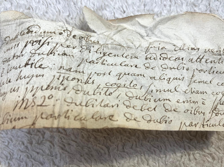 Document en latin trouvé à l'intérieur de l'orgue