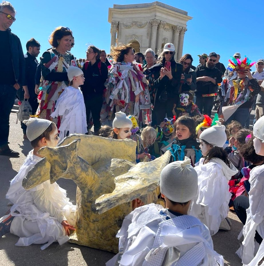 Enfants déguisés en costumes blancs
