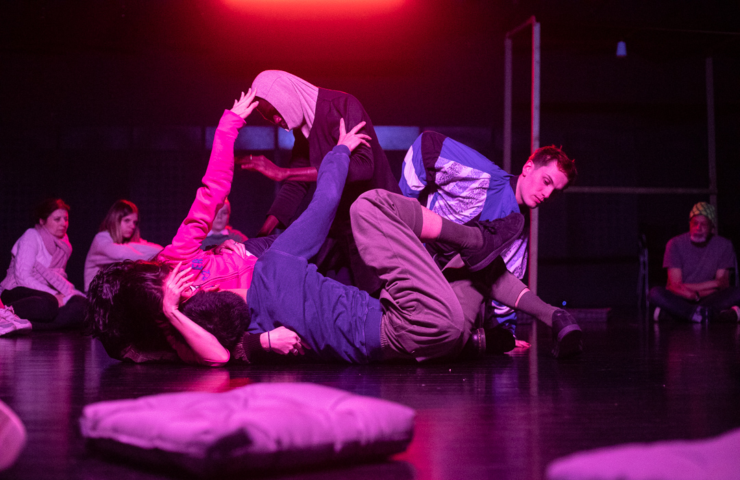 Jeunes danseurs en studio dans une lumière rose