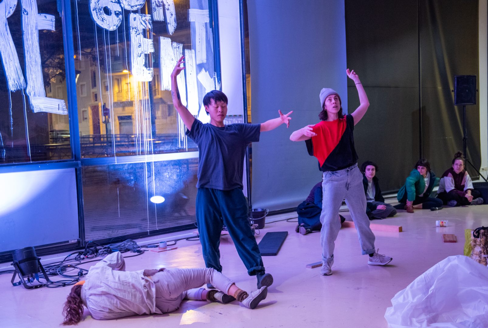 Jeunes danseurs suivant une formation dans un studio de danse