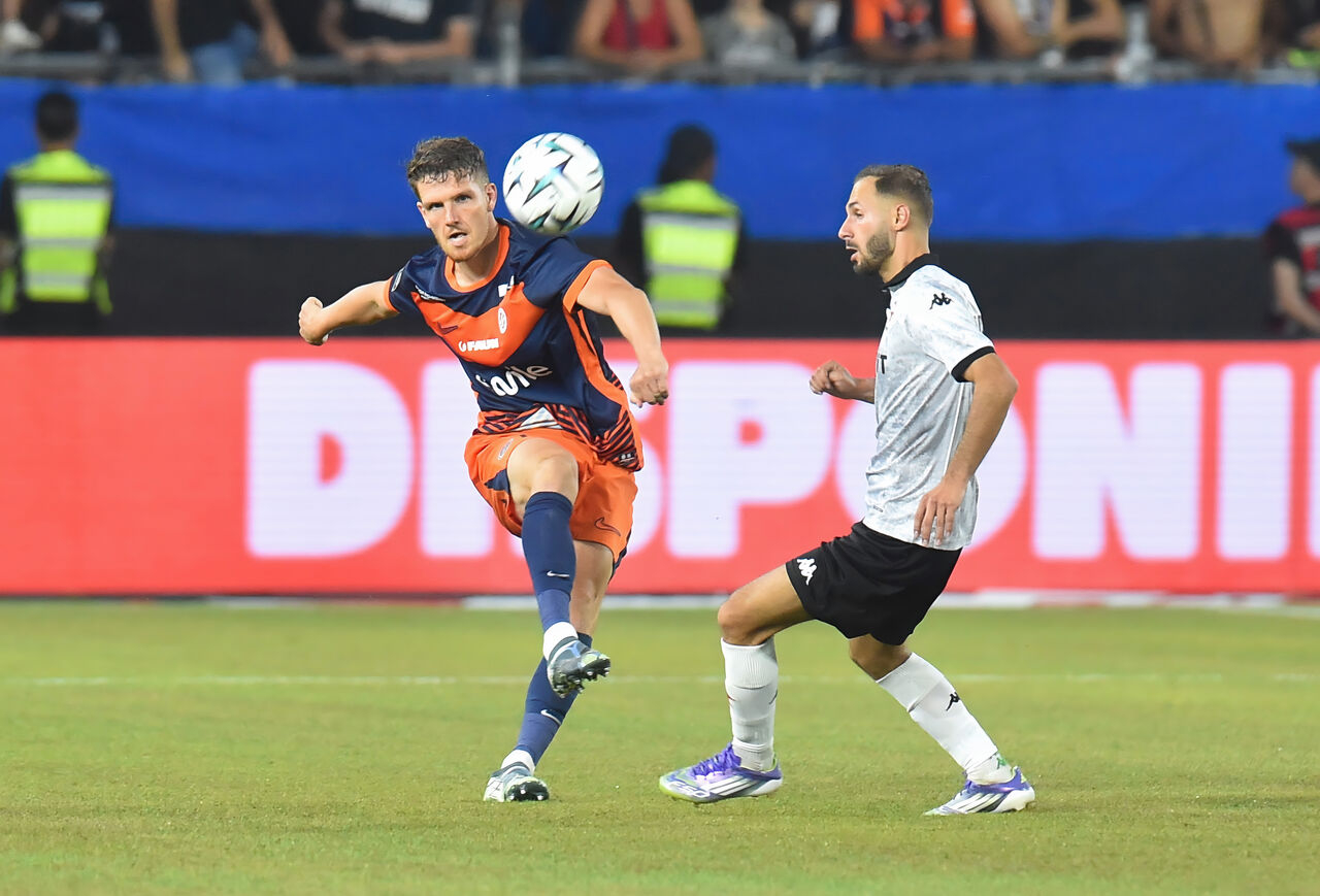 deux footballeurs sur le terrain