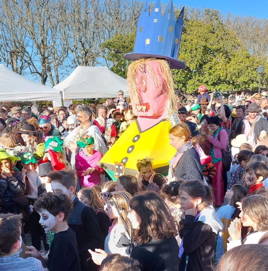 Foule de carnaval et le Caramentran, bonhomme de carton