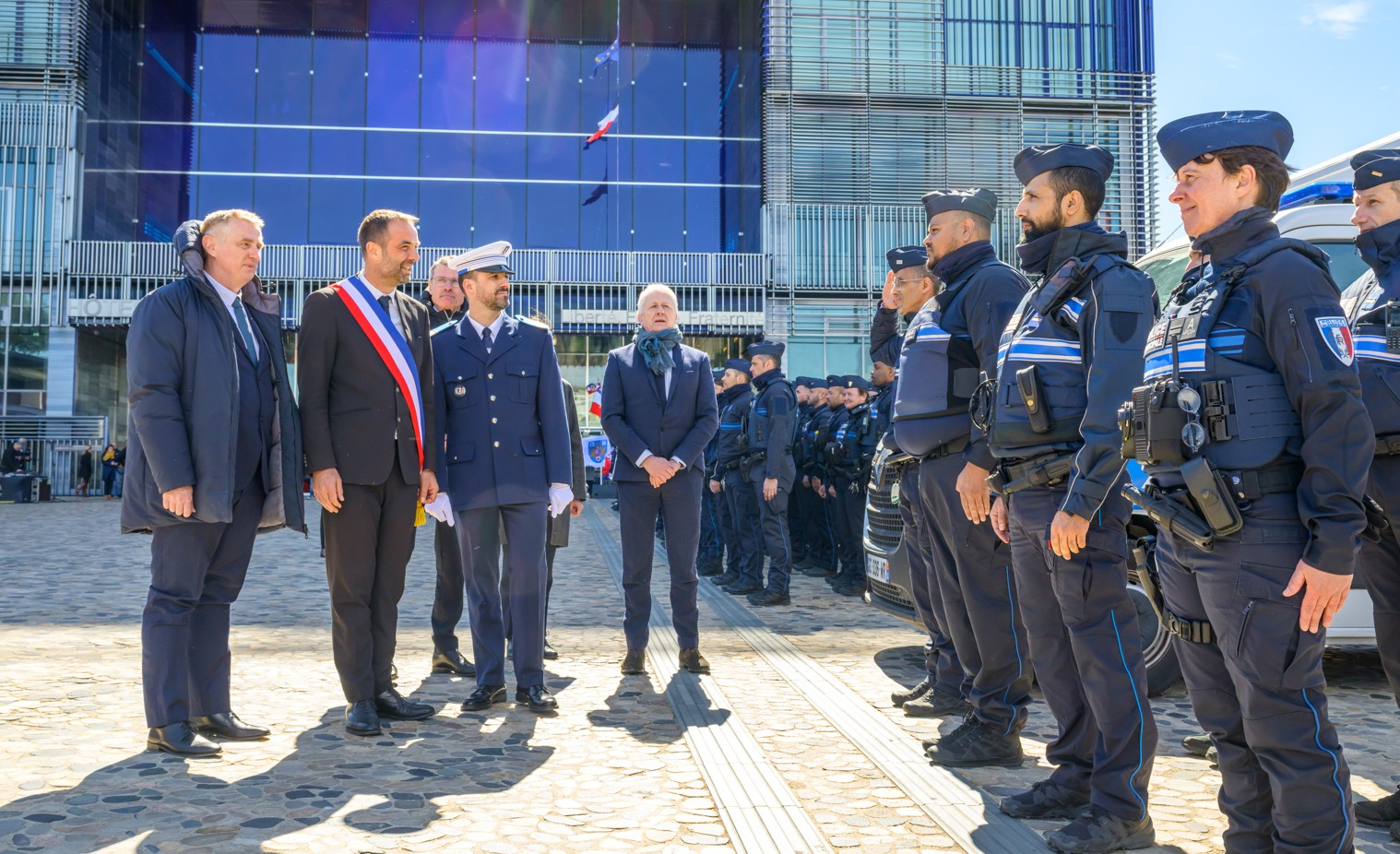 Michaël Delafosse passe en revue les effectifs de sécurité