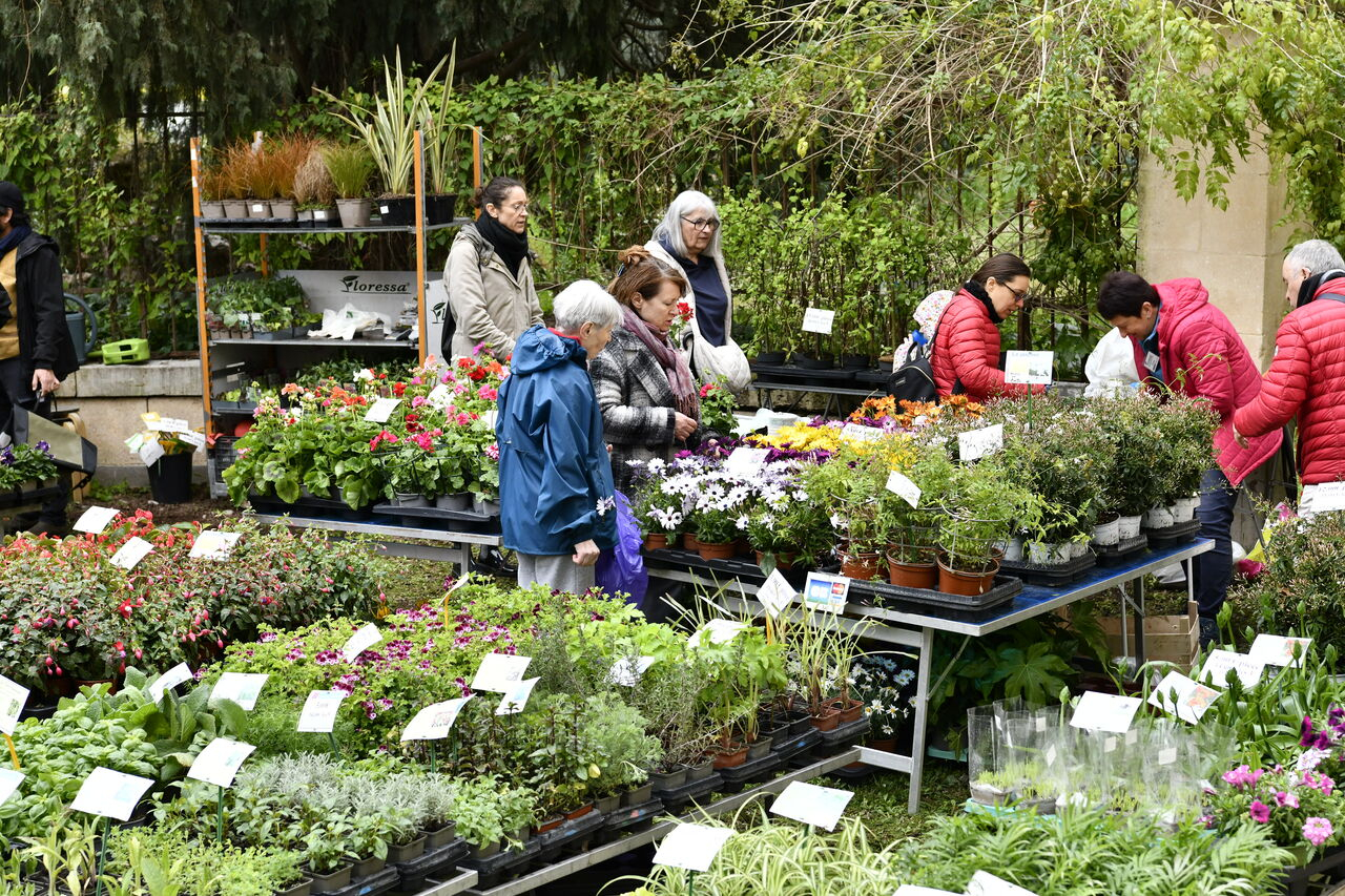 les stands avec des visiteurs 