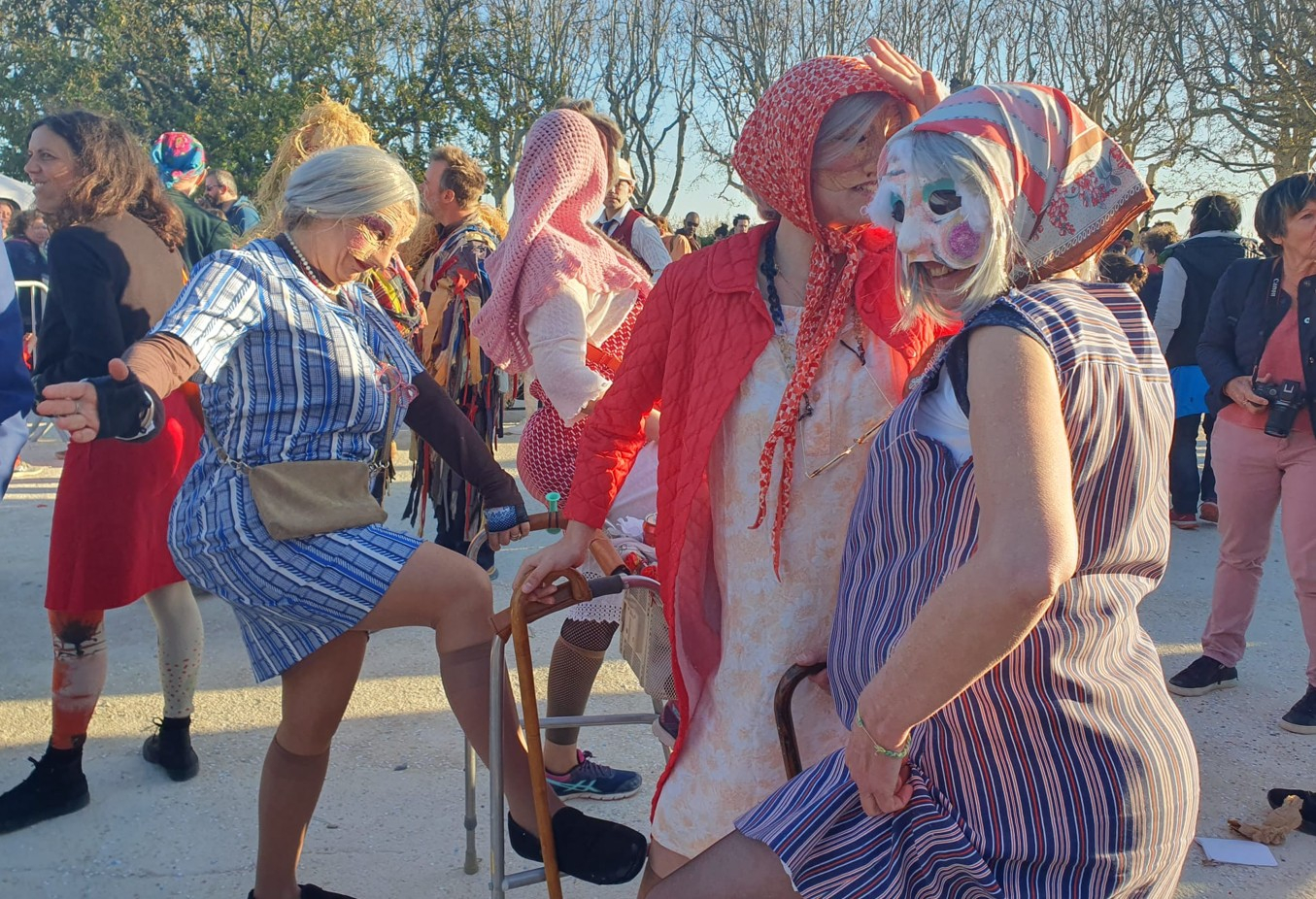 Spectateurs et bénévoles déguisés
