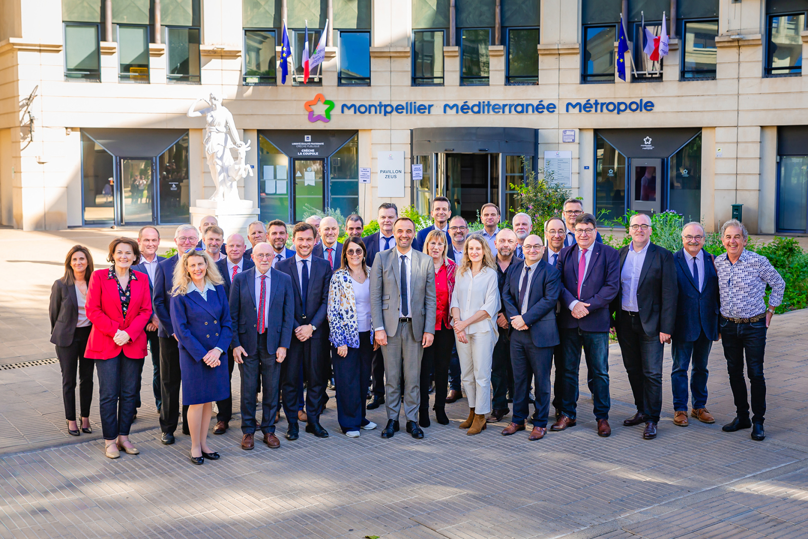 Michaël Delafosse, président de la Métropole, entouré des maires des 30 autres communes