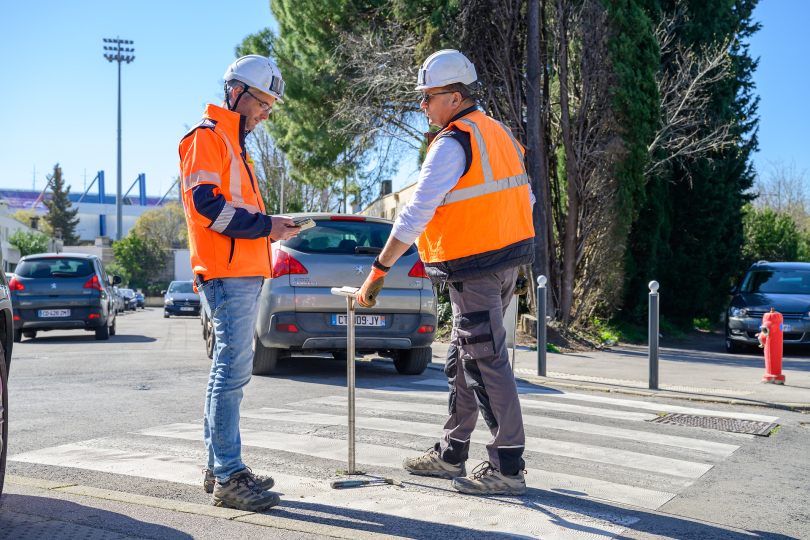 Nicolas Le Lay, responsable la Cellule Performance Réseaux de la Régie des Eaux, avec un fontainier de son équipe