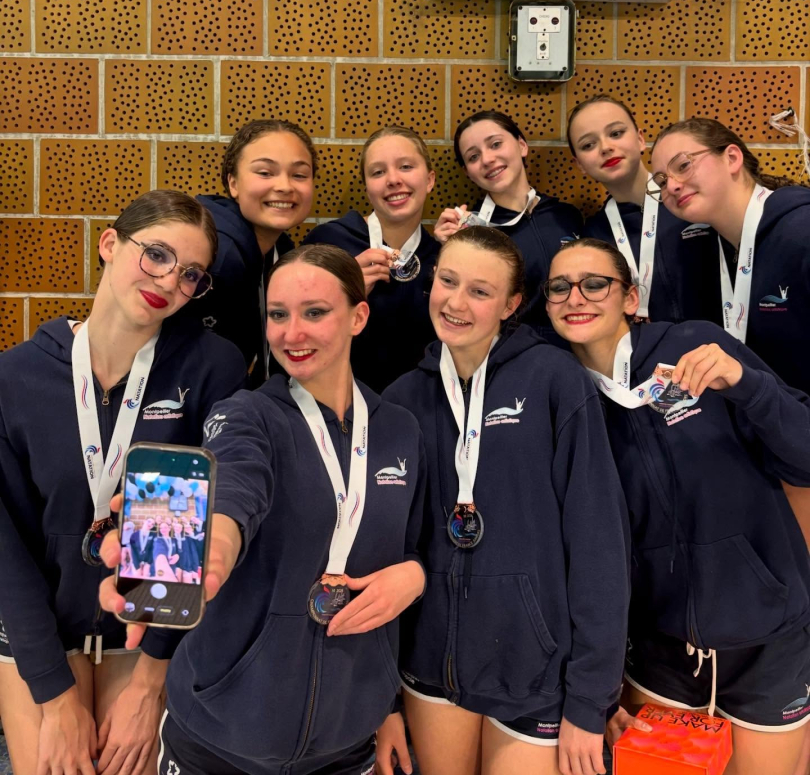 Les juniors sur la plus haut emarche du podium aux championnats de France N1 de natation artistique 