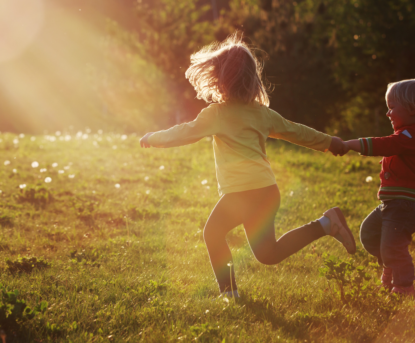 des enfants courant dans la prairie
