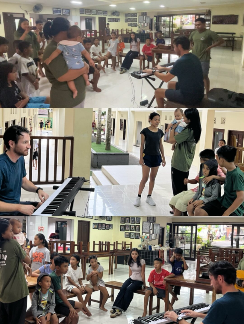 atelier de musique dans une école de Bali, piano, enfants, mobilier 