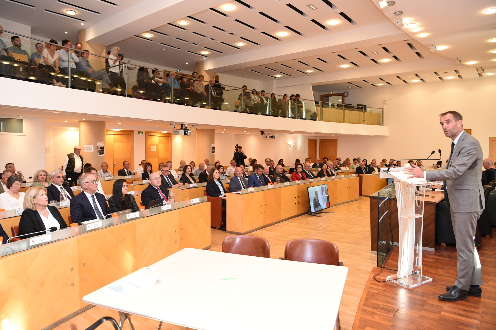 Michaël Delafosse au pupitre devant l'assemblée lors de son discours inaugural