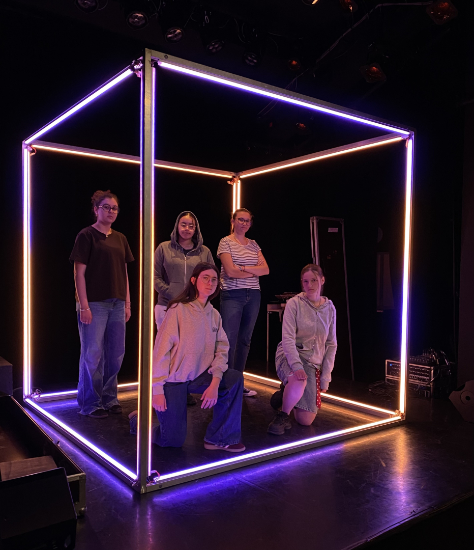 jeunes interprètes et cube lumineux du spectacle