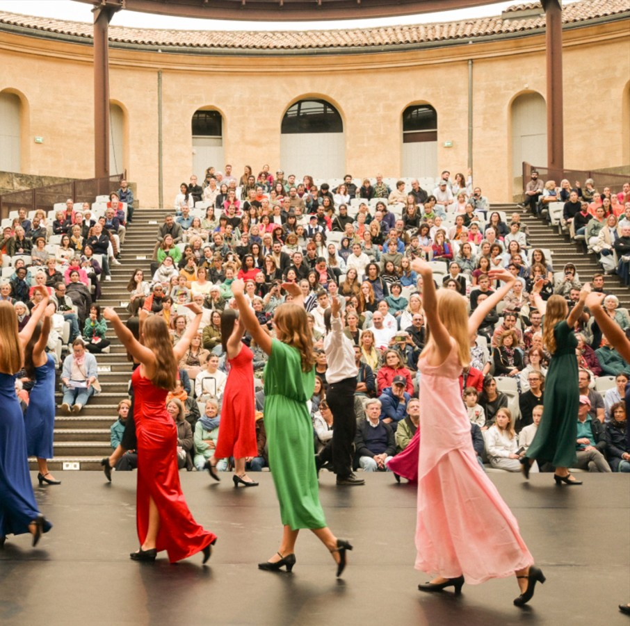 Plusieurs danseurs sur scène dans la cour de l'Agora