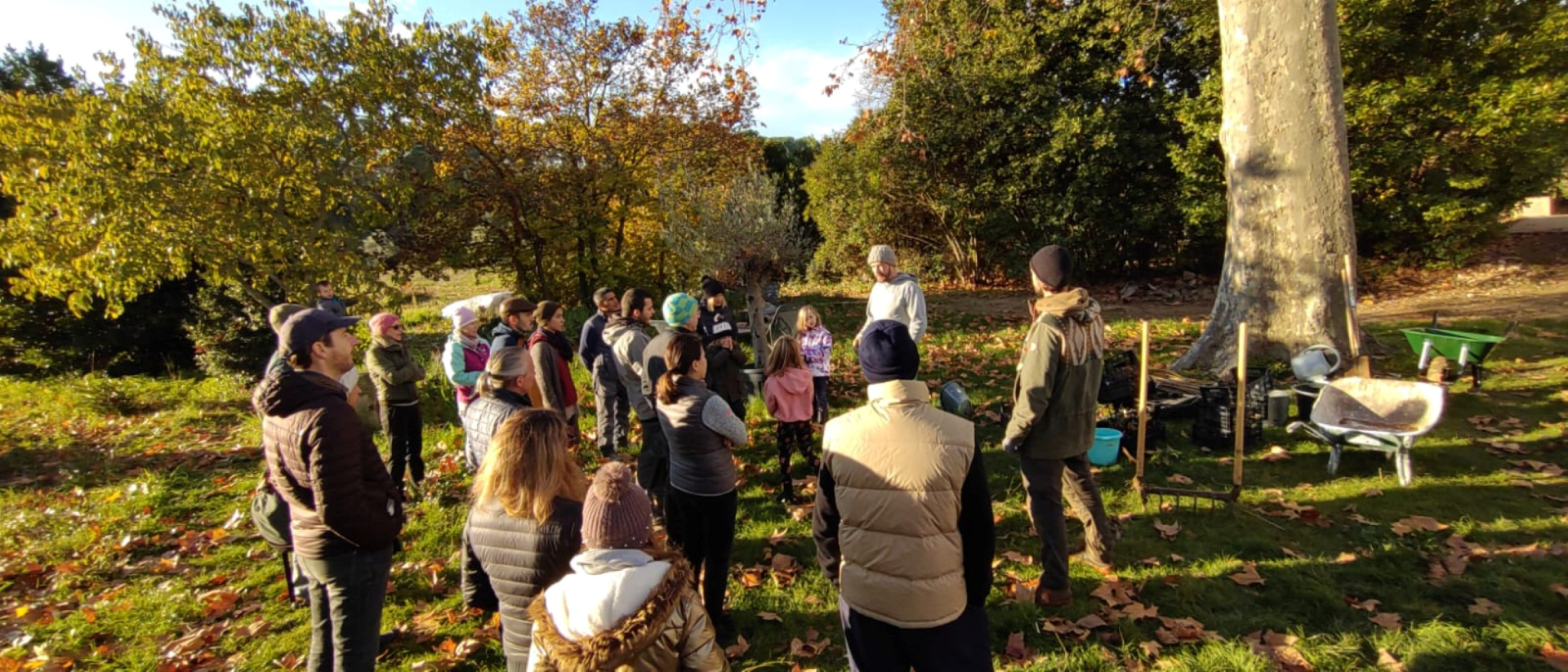 des participants à un atelier à l'extérieur