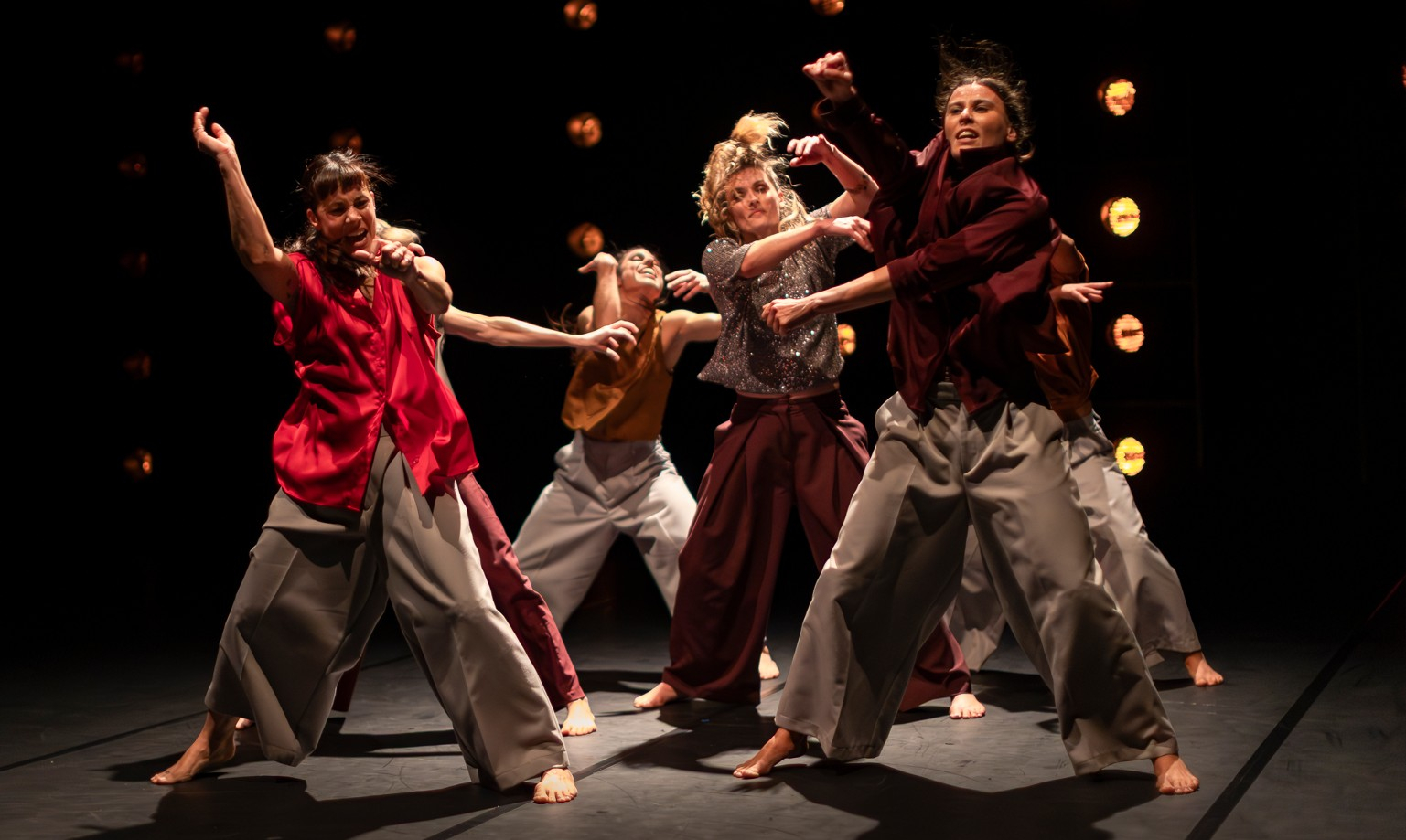 Groupe de danseuses, du spectacle "Imminentes" de Jann Gallois