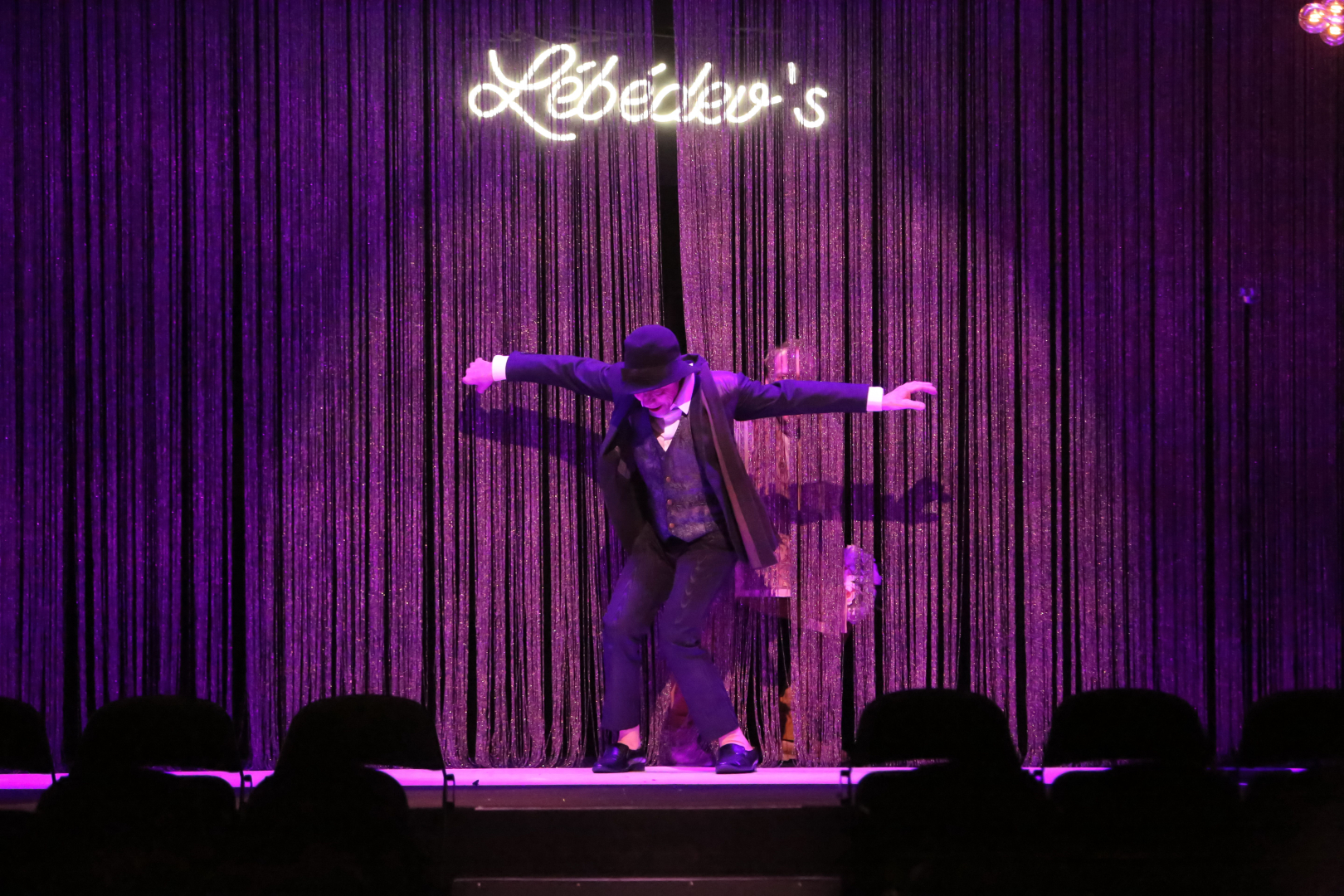 Photo du spectacle Ivanov, de Myriam Muller d'après Tchekhov, un homme en costume sur scène dans une lumière violette