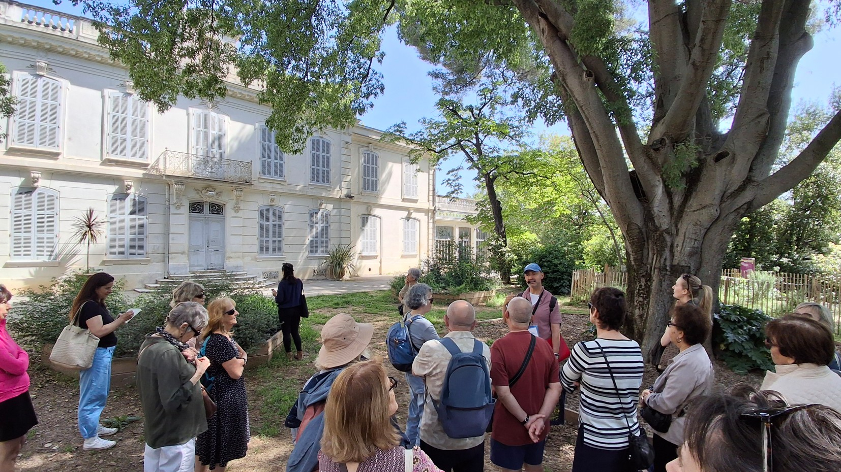 Groupes de visiteurs sous un grand arbre devant la Maison pour tous Frédéric Chopin