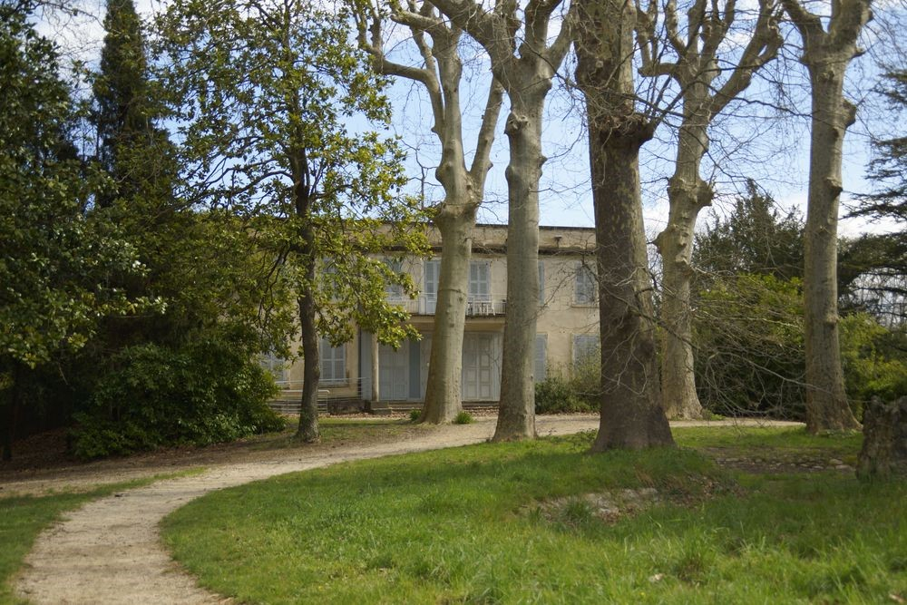 le parc et le bâtiment en fond