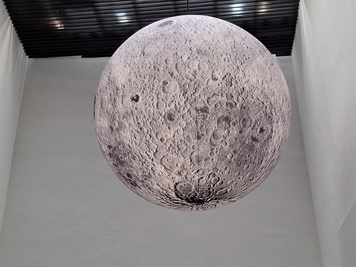 Ballon gonflable en forme de lune, sign&eacute; Bruno Peinado