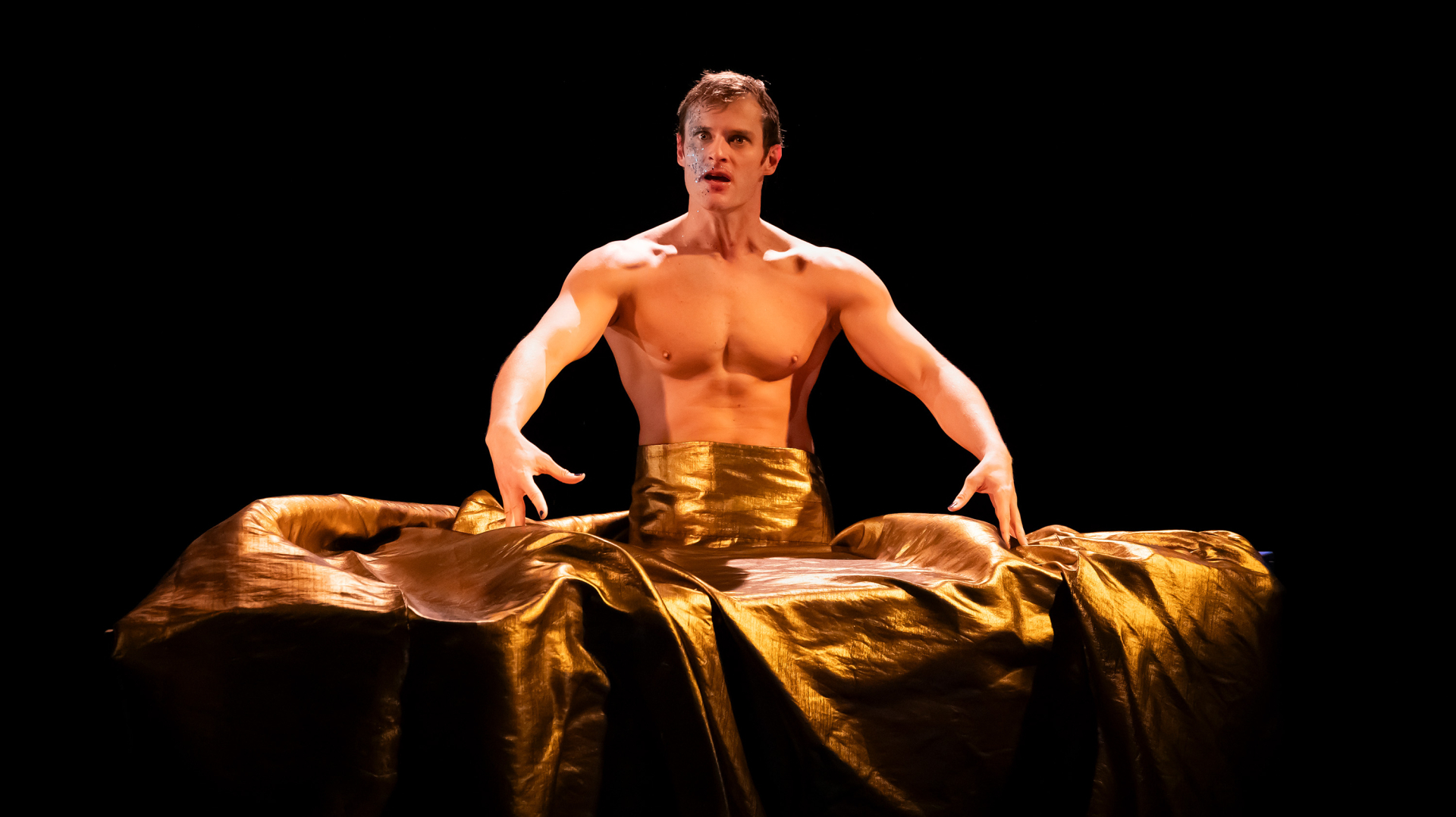 Maxime Taffanel sur scène dans le spectacle "5 secondes" mis en scène par Hélène Soulié, 