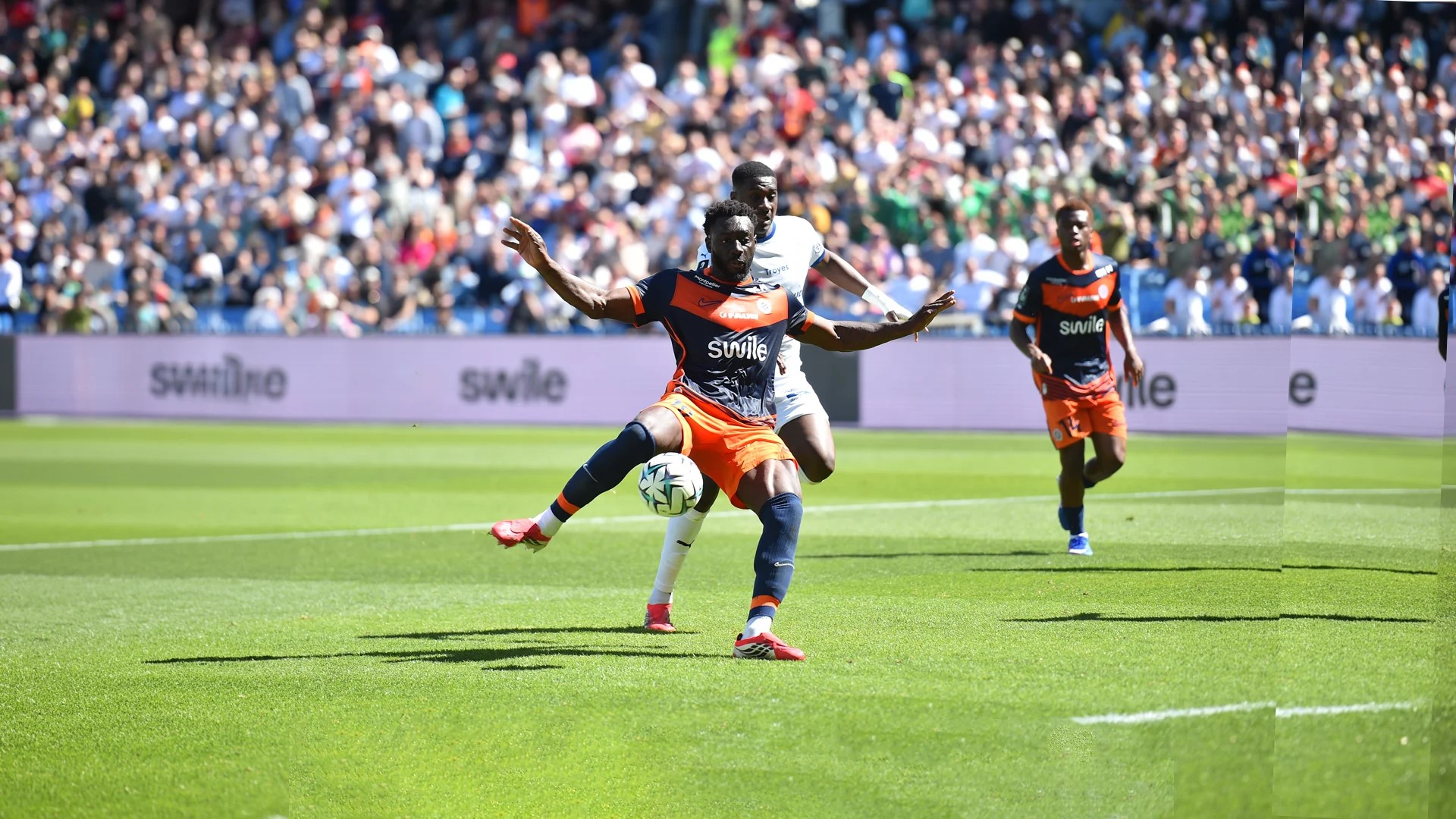 les footballeurs sur le terrain 