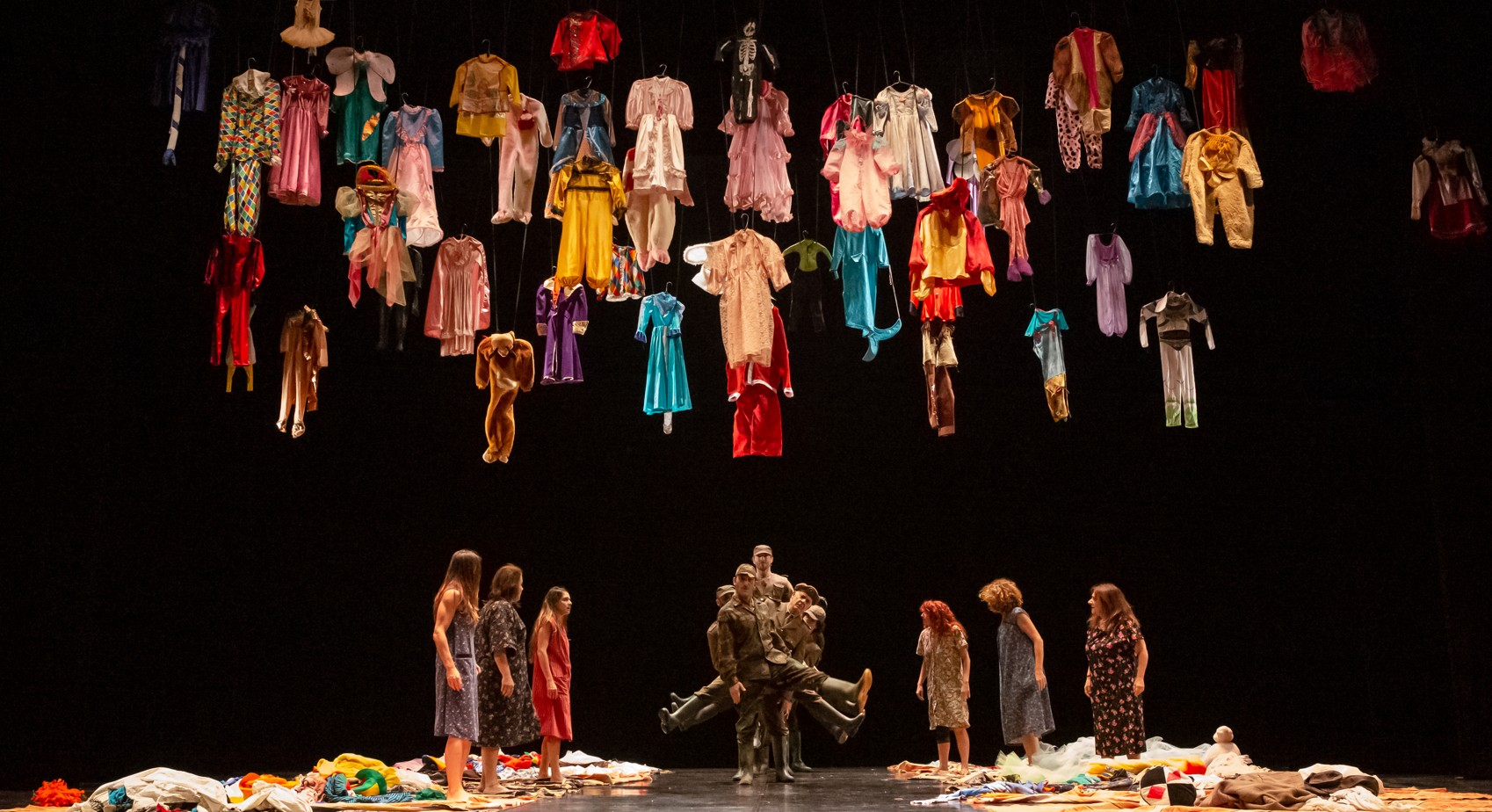 Image du spectacle Extra Moenia, avec son vestiaire d'habits suspendus au dessus de la scène
