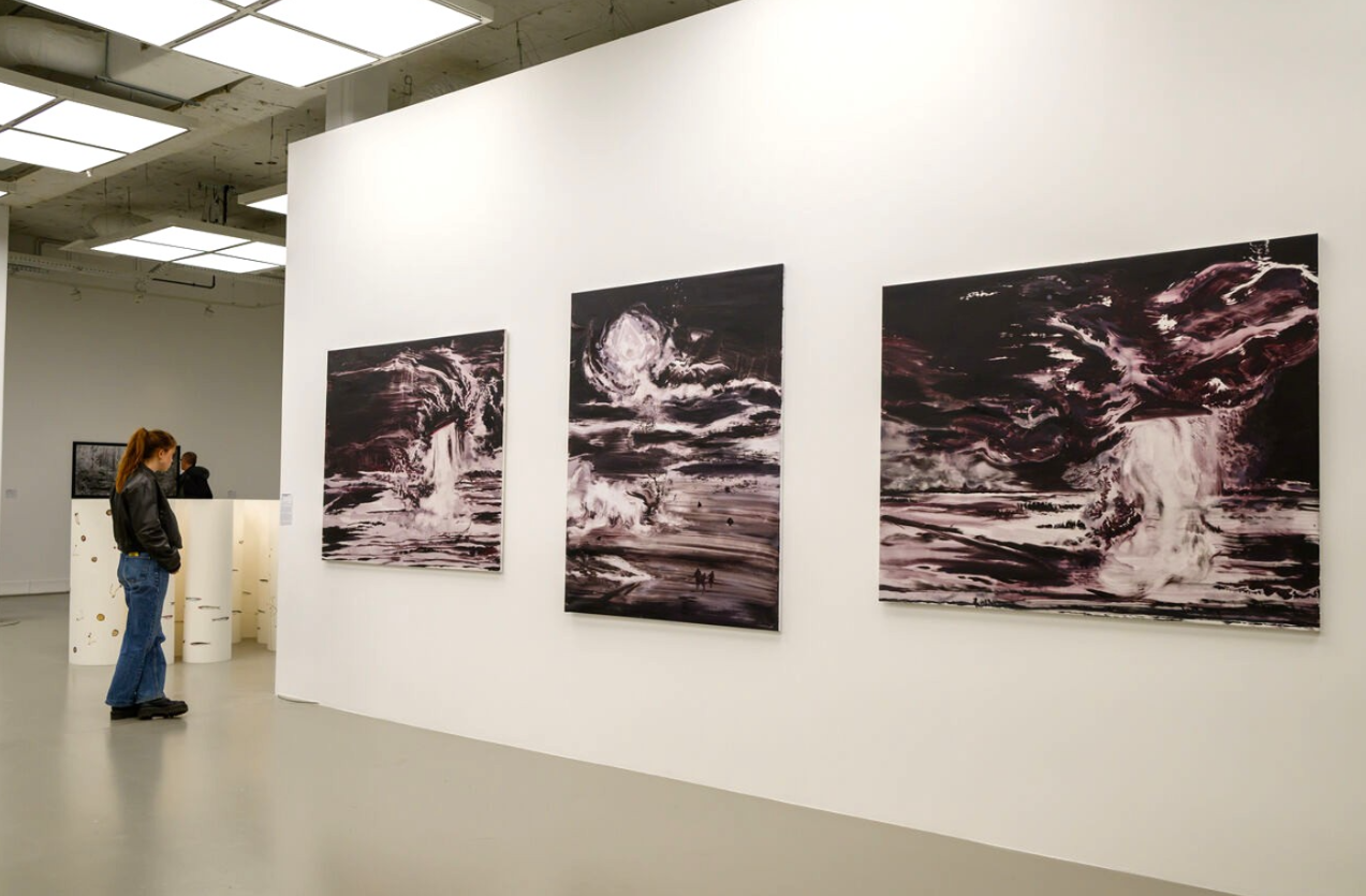 Triptyque huile et technique mixte sur des apparitions inexpliqu&eacute;es dans le ciel