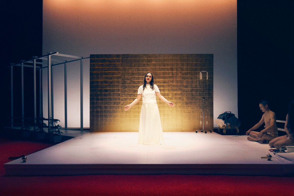 L'artiste catalane Angélica Liddell en robe blanche sur la scène pour son spectacle Seppuku