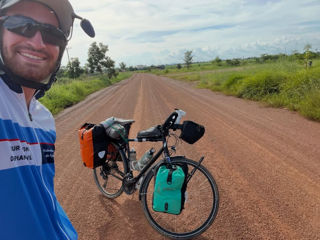 Djivann et son vélo sur une route cambodgienne 