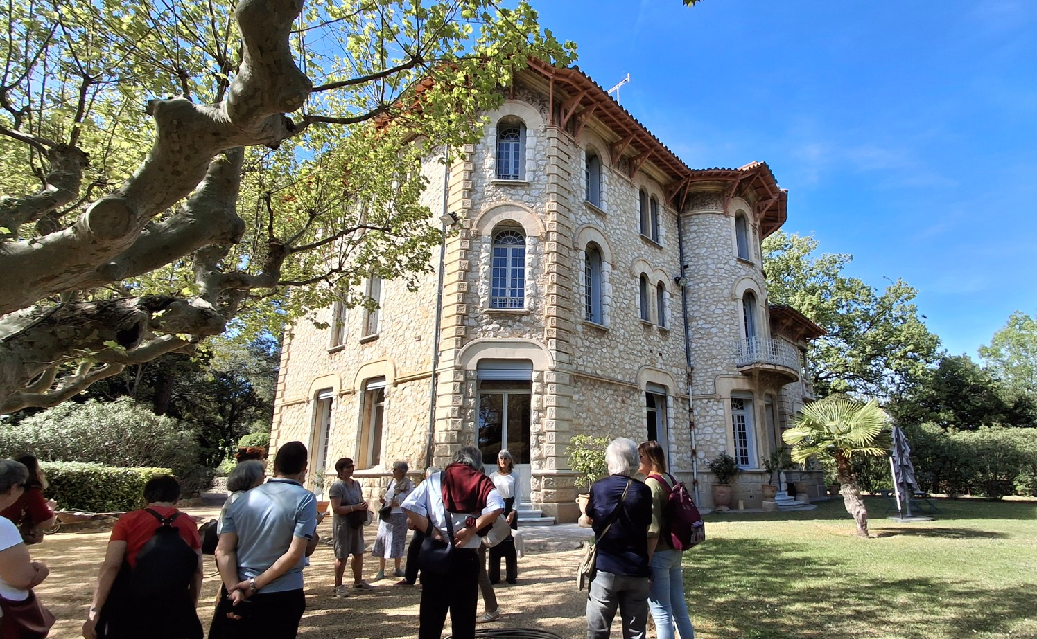 Photo extérieure de la Villa des Chardons et du parc