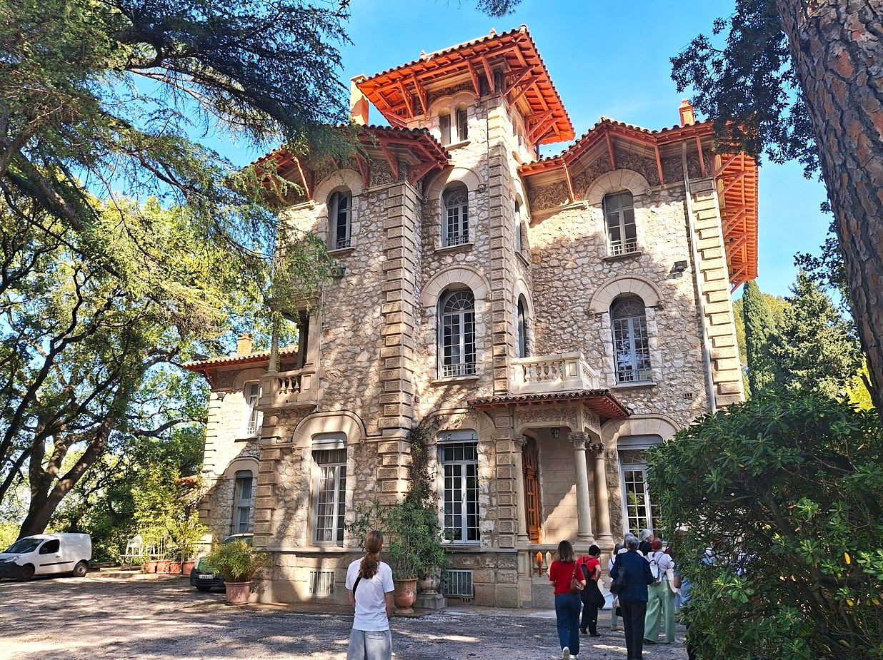 Vue extérieure de la villa depuis le parc