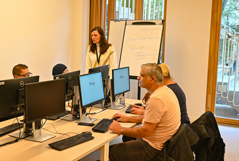 des personnes devant des ordinateurs