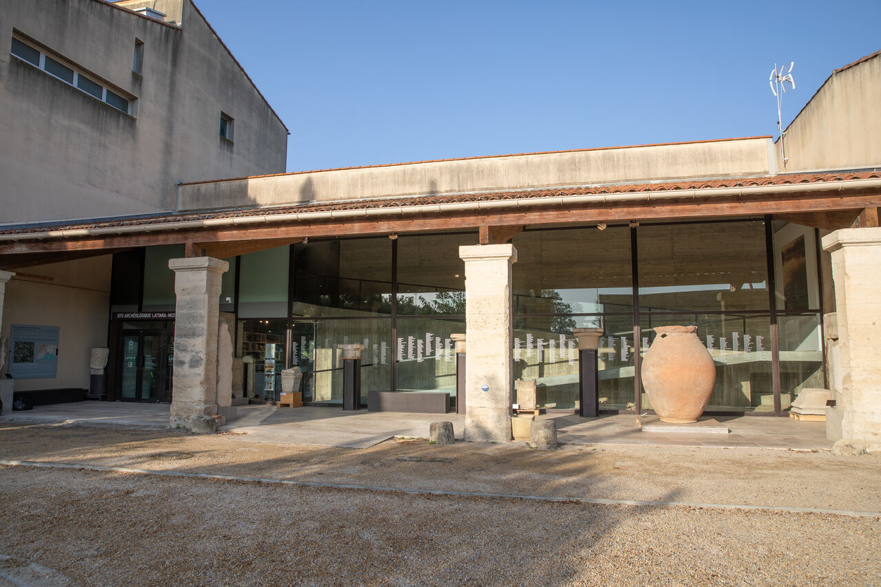 l'entr&eacute;e du mus&eacute;e