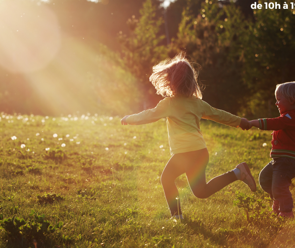 des enfants courant dans la prairie